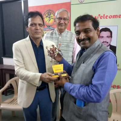 Dr. Vinod Indurkar Presenting Memento to K.G. Suresh