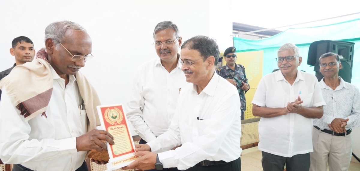 President Advocate Ulhas Aurangabadkar while felicitating Dr. K Shivam Ex-Chairman of ISRO